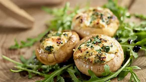 Pieczarki z grilla z pesto i serem pleśniowym