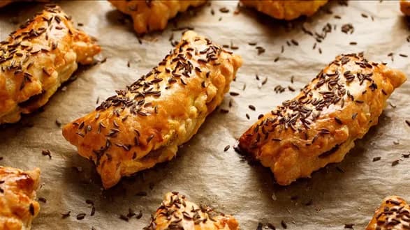 Paszteciki z ciasta francuskiego z kapustą i grzybami