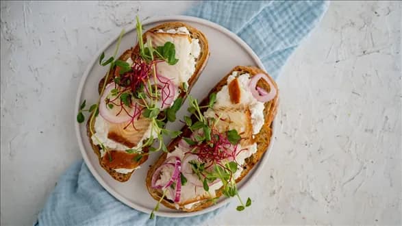 Grzanki z wędzonym na zimno halibutem