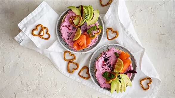 Bajgle z różowym serkiem, łososiem i awokado