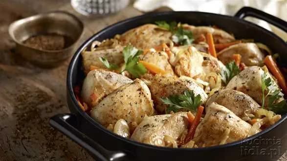 Piersi kurczaka duszone z kapustą i jabłkami