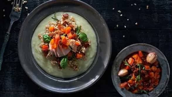 Filet z łososia z kaszą jęczmienną i kremem z kalafiora