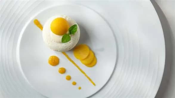 Orientalny deser ryżowo-kokosowy z mango