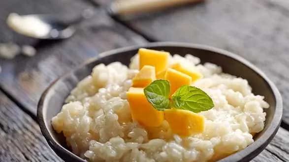 Kokosowy pudding ryżowy z mango