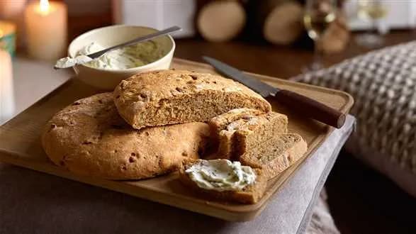 Chleb cebulowy z kremem kminkowym