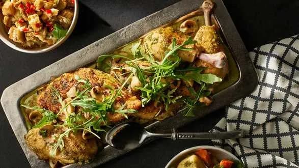 Kurczak duszony w pesto orzechowym z salsą z bakłażana