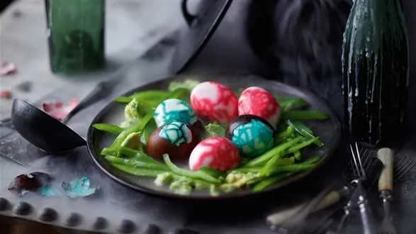 Halloweenowe jajka z dipem z awokado