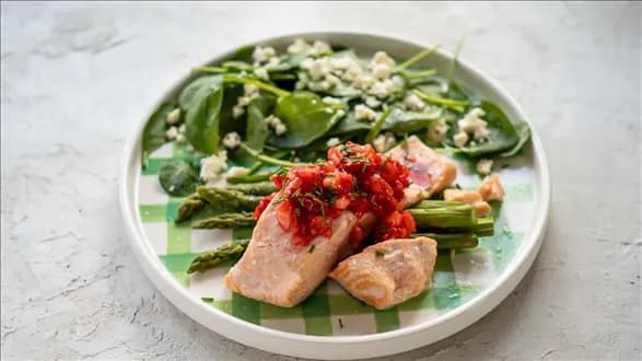 Łosoś na parze z salsą truskawkową