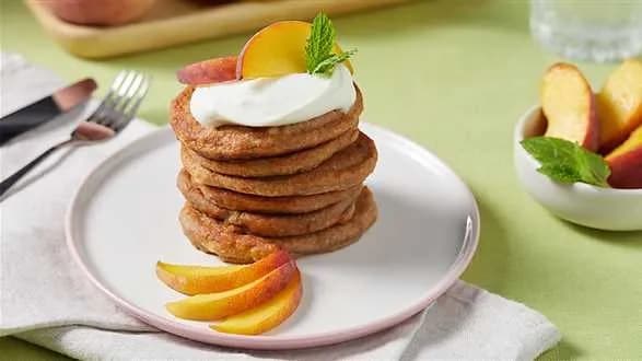 Placki bananowe z jogurtem i brzoskwiniami