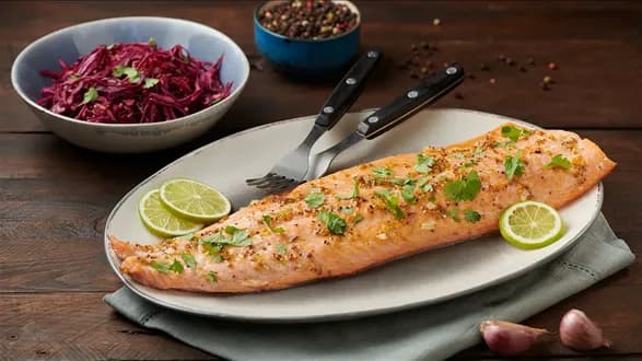 Łosoś pieczony na ogniu z surówką z czerwonej kapusty