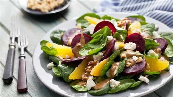 Sałatka z pieczonym burakiem, szpinakiem i pomarańczą