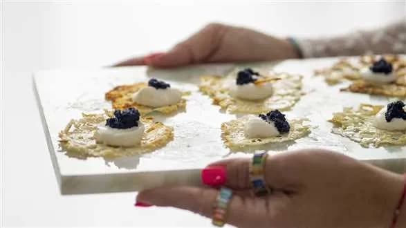 Chipsy grana padano z kawiorem