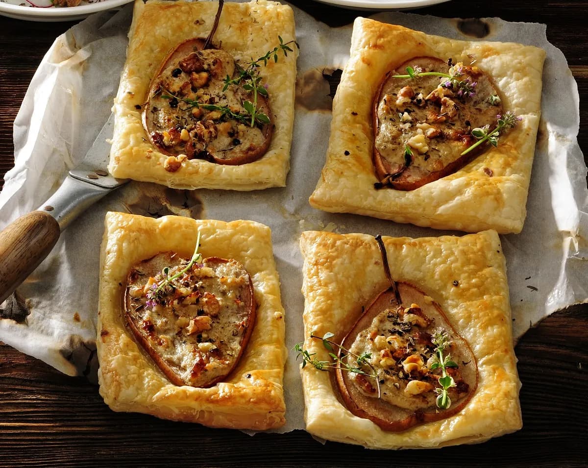 Tarta z gruszkami i serem pleśniowym - pyszne ciasto na każdą okazję Tarta z gruszkami i serem pleśniowym - pyszne ciasto na każdą okazję