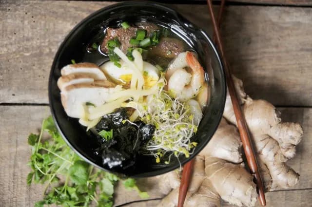Prosty przepis na domową zupę ramen – jak zrobić ją szybko i smacznie