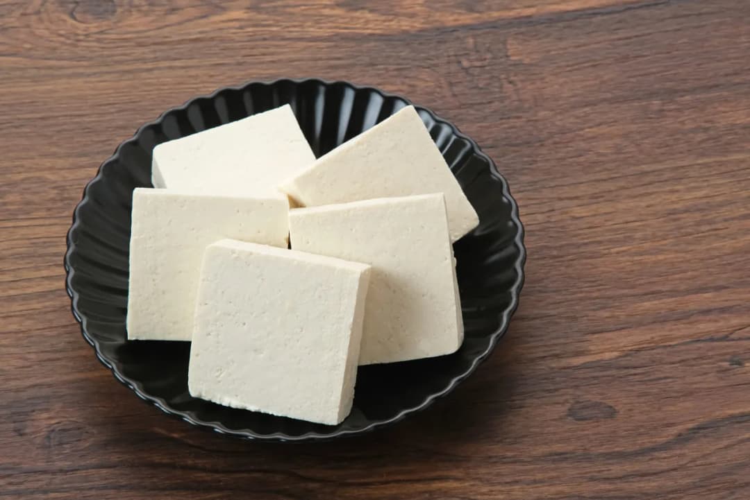 Czy tofu można mrozić i jak wpływa to na jego teksturę - poradnik
