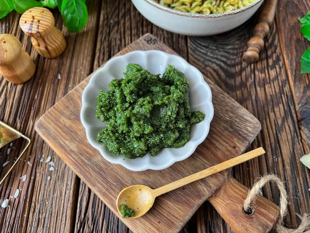 Pesto z bazylii, szparagów, orzechów włoskich i parmezanu