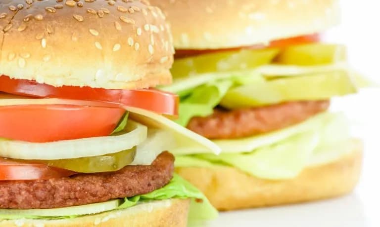 Jak długo smażyć burgery wołowe, by były idealnie soczyste i nie przesuszone?