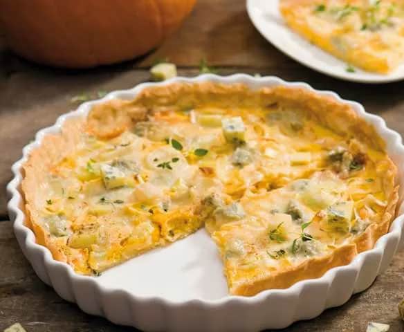 Tarta z dynią, serem kozim, tymiankiem i miodowym sosem