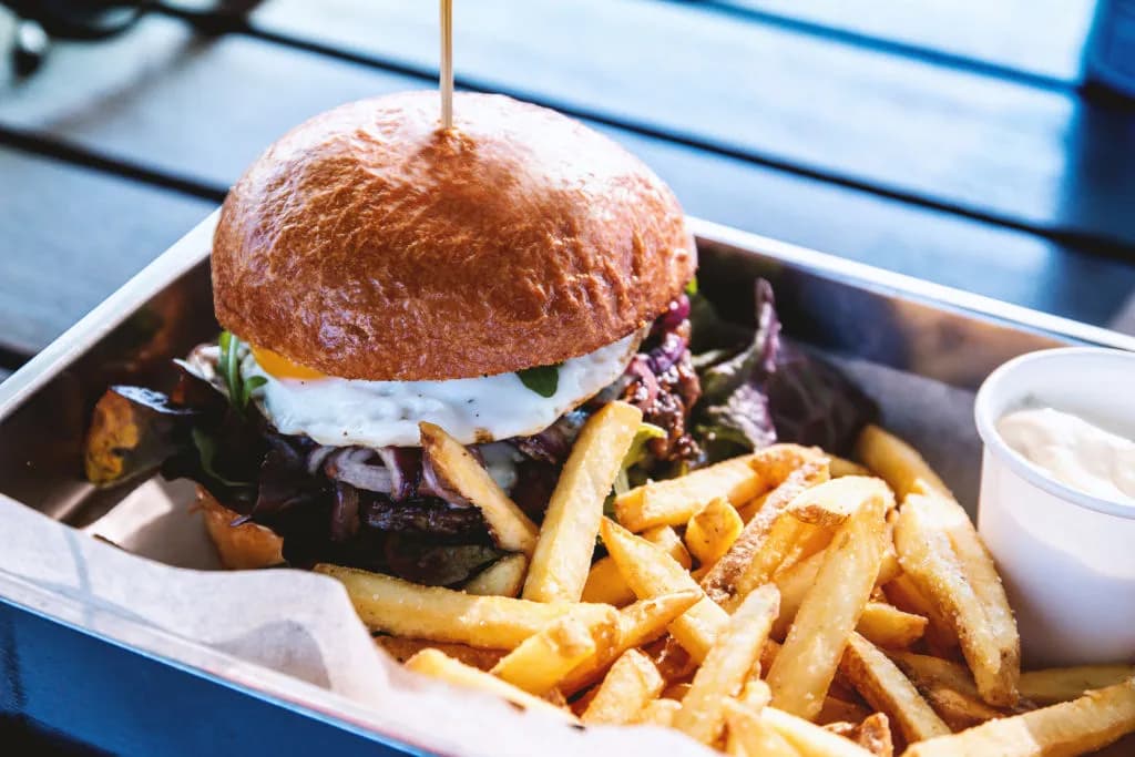 Najlepsze sosy do burgera – proste przepisy i kreatywne pomysły na każdy smak