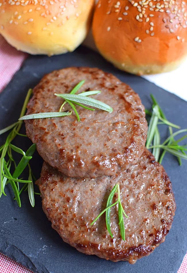Jak smażyć burgery wołowe na patelni, by były soczyste i idealnie przypieczone