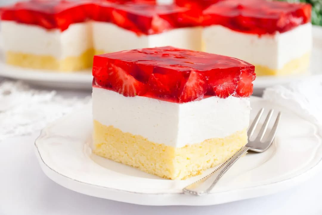 Ciasto w keksówce z kremem, owocami sezonowymi i galaretką