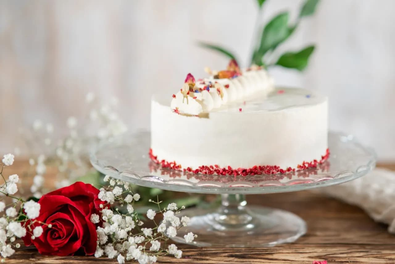 Tort Malinowy z Białą Czekoladą - Wyjątkowy Smak dla Twojego Wyjątkowego Dnia