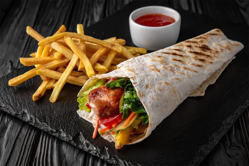 Ile kcal ma kebab w tortilli z kurczakiem? Sprawdź, czy warto go jeść!
