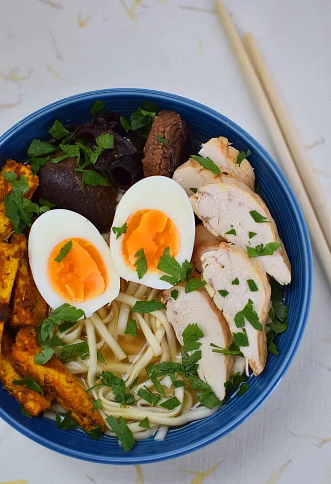 Jak zrobić pyszny ramen z kurczakiem w domu – prosty przepis krok po kroku