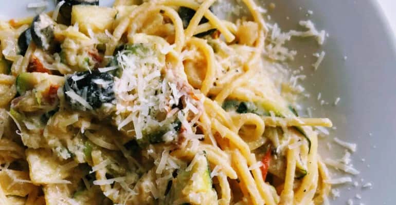 Makaron z cukinią, szpinakiem, serem ricotta i orzechami włoskimi