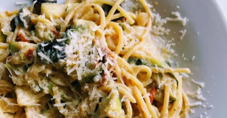 Makaron z cukinią, szpinakiem, serem ricotta i orzechami włoskimi