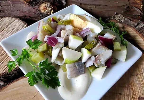 Sałatka śledziowa z jajkiem, jabłkiem i czerwoną cebulą