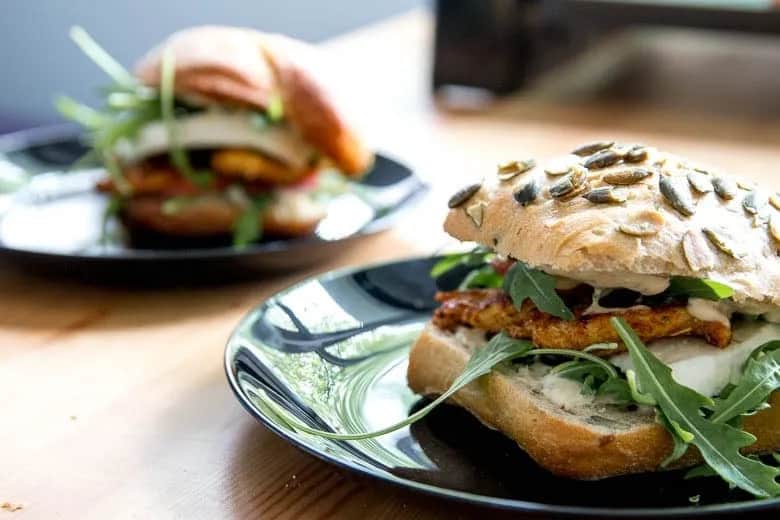 Ile kcal ma burger z kurczakiem? Sprawdź, czy to zdrowy wybór i unikaj błędów