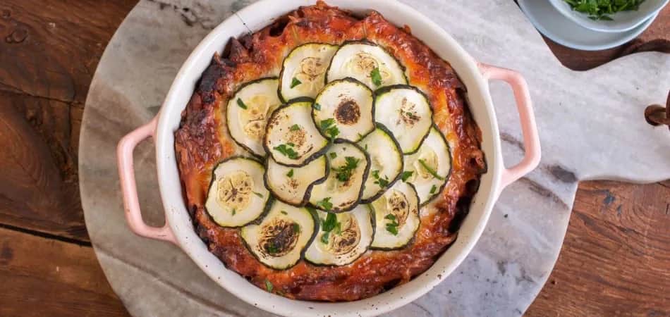 Zapiekanka z cukinii, mięsa mielonego i sera mozzarella