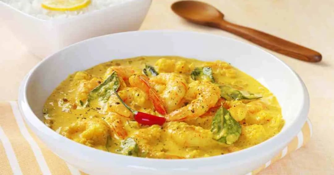 Krewetki w mleku kokosowym z curry, imbirem, kolendrą i ryżem