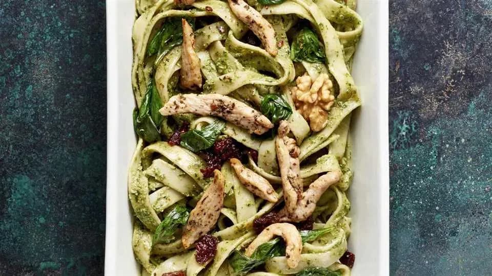 Makaron pesto z suszonymi pomidorami, parmezanem i orzechami pinii