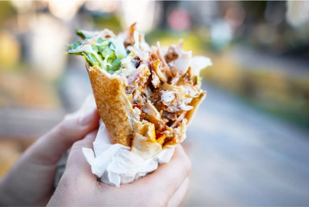 Kebab w bułce czy tortilla – co jest lepsze? Porównanie smaku, kalorii i wygody