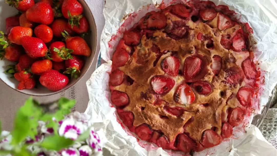 Fit Ciasto z Truskawkami - Zdrowy Placek dla Twojej Diety