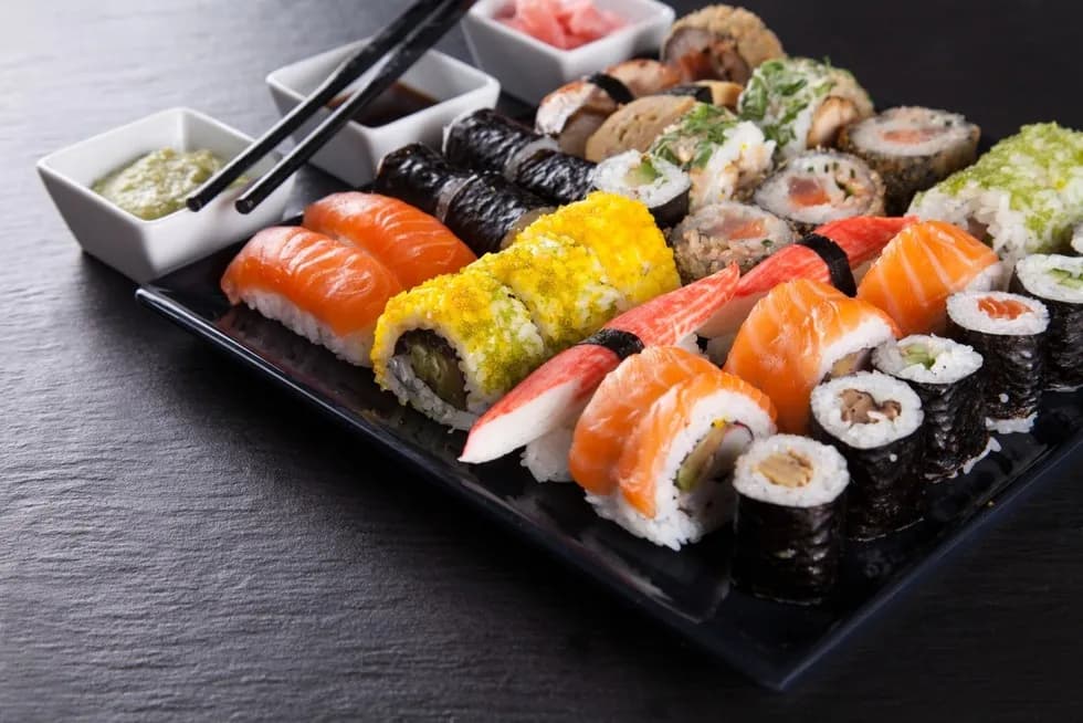Jak jeść sushi poprawnie: praktyczne porady dla początkujących i etykieta