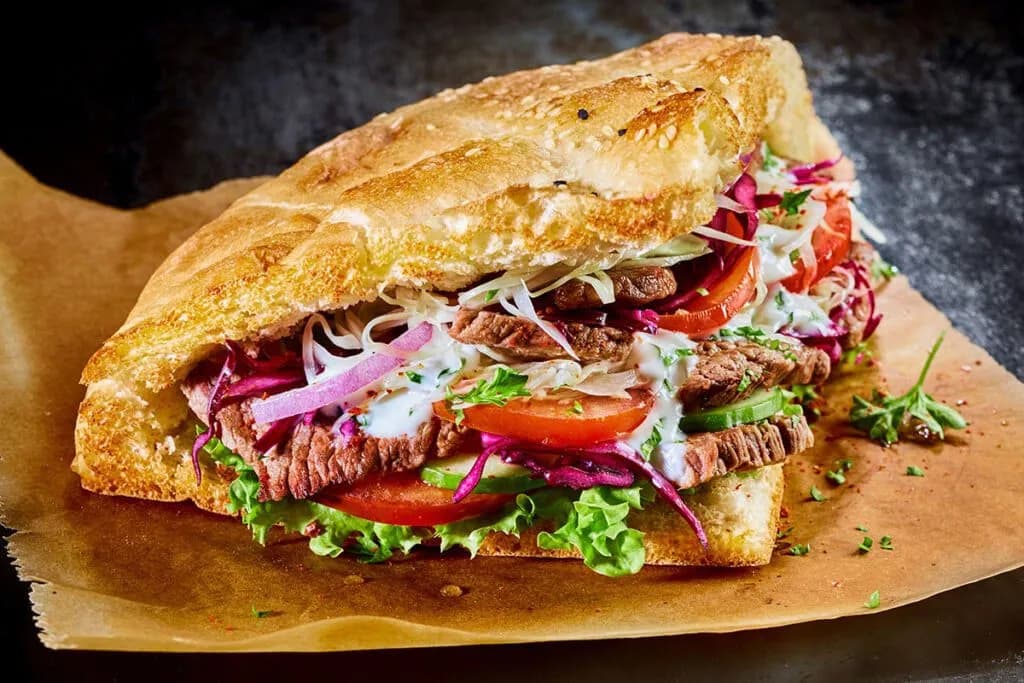 Ile kalorii ma kebab w bułce? Sprawdź, jak wpływa na Twoją dietę!