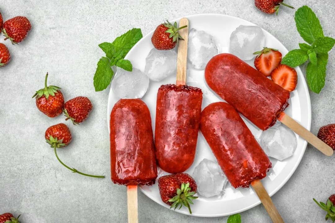 Co można zrobić z mrożonych truskawek? Przepisy, porady i zdrowotne korzyści.